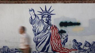 Un hombre pasa por un grafiti antiestadounidense en Tehern.