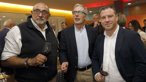 El director de producción de Industrias Cerdeimar S.L., Perfecto Parapar, el jefe comercial de La Voz de Galicia en A Mariña, Luis García, y el responsable de comunicación del Banco Sabadell en Asturias, Galicia y Castilla y León, Javier García, en los Encuentros en el Eo, celebrados en Viveiro