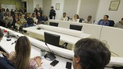 Dolores Labrada, al fondo, de blanco y con gafas, en el transcurso de un pleno de la corporacin focense