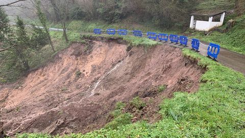 Un desprendimiento del terreno amenaza con derrumbar una carretera local en Naves, concejo de Oviedo