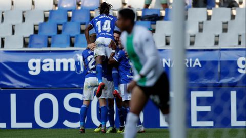 Gol Toche Boateng Real Oviedo Extremadura Carlos Tartiere.Los futbolistas del Real Oviedo celebran el gol de Toche ante el Extremadura