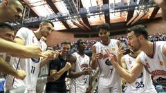Los jugadores del Obradoiro, tras la victoria lograda ante el Estudiantes en Sar