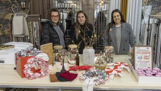 Noem, su cuada Tet y la madre de la primera (en la foto, de derecha a izquierda) en la tienda de Silvalde Hogar de Ames, donde se llevar a cabo este sbado el mercadillo solidario a favor de Dame 5 Ms y Cris Contra el Cncer. Explican que, adems de ofrecer chocolate y bizcocho, harn un sorteo de una cesta navidea con productos donado por el comercio local (estn abiertas an a donaciones).