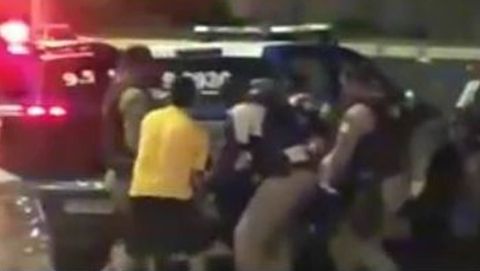 En la captura de vídeo, varios policías conducen a Marcio Pérez desde el coche en el que lo abatieron a otro vehículo
