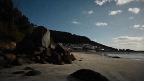 La playa de Porto de Bares, el domingo por la noche, iluminada por la luna llena (y sin luz en el pueblo)
