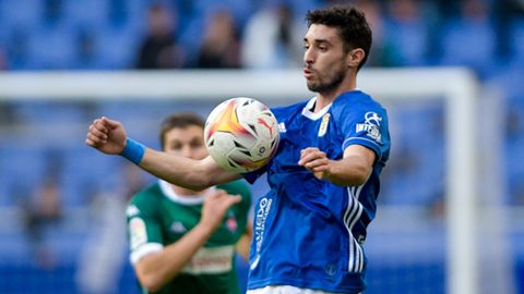 Brugman controla un baln durante el Oviedo-Amorebieta