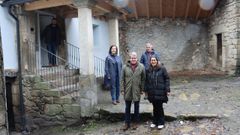 Manuel Pardo, delegado de la Xunta, con la alcaldesa de Vilari�o de Conso, Melisa Mac�a, ante una casa rehabilitada para destinar a alquiler social.