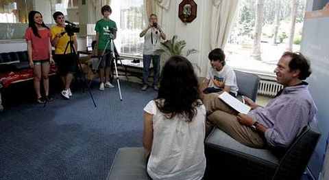 El chileno Juan Pablo Montero siendo entrevistado por dos alumnos del centro IES Francisco Asorey de Cambados.
