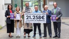 F�tima P�rez, de Abac; Fernanda Bouza, directora de los Dominicos representando a la oeneg� Selvas Amaz�nicas; Carmen Touza, de ENKI; Rodrigo Hidalgo, Jacinto Torres, de la Cocina Econ�mica, y Manuel Mora, del Banco de Alimentos, con el cartel que indica la recaudaci�n r�cord del Festival Intercentros.