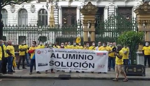 La plantilla de Alu Ib�rica de Avil�s, concentrada delante de la Junta General, en Oviedo