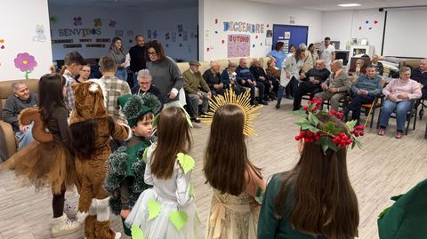 Escolares del colegio de Carballedo en una actividad en la residencia de mayores que hay en el municipio