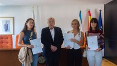 Las jvenes este viernes recogiendo la ayuda junto al presidente del Colegio de Veterinarios, Jos Luis Benedicto