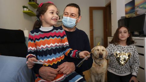 La pontevedresa Sofía, con su padre Víctor, su perra Laika y su hermana Elena