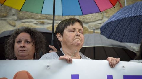 Manola, tía paterna de Marisol, con los ojos cerrados en la concentración que se hizo para denunciar lo que vivió su sobrina.