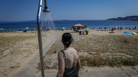 Una ducha en una playa de la comarca.
