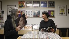 Pablo Iglesias y Lorena Durn en la tienda musical, de arte, cultura, ilustracin y fanzines El Muelle 1931, ubicada en el nmero 57 de la ra de San Pedro. La pareja explica que quieren convertir este espacio en un lugar de encuentro e intercambio, en el que dar a conocer a sus artistas de referencia y seguir contagindose de nuevas influencias contemporneas.