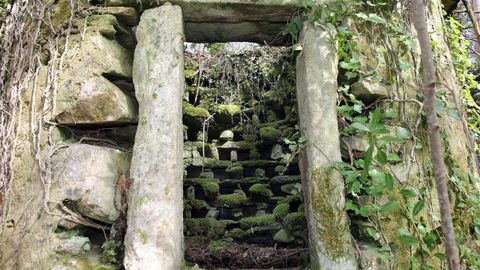 Un recorrido por la aldea abandonada de Mato, en Noia