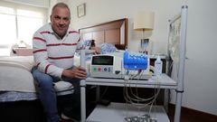 Antonio Leiro Manso, paciente de A Coru�a que se conecta mientras duerme para la di�lisis peritoneal en casa