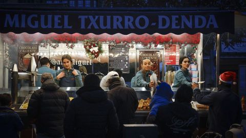 Varios trabajadores de un puesto de churros de Pamplona