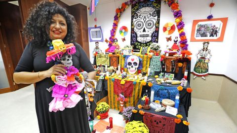 Julia Acevedo, en el altar que Mexicanos en Galicia hizo en Vigo y que se puede visitar