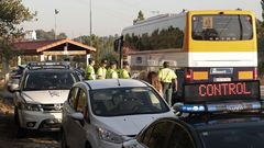 Imagen de un control de la Guardia Civil a autobuses escolares en la provincia de Ourense