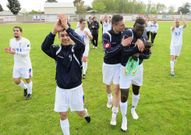 La plantilla celebr� el ascenso en el campo de A Pinguela. 