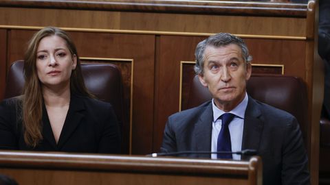 El lder del PP, Alberto Nez Feijoo, junto a la portavoz del partido, Ester Muoz durante la sesin de control al Gobierno celebrada este mircoles en el Congreso.