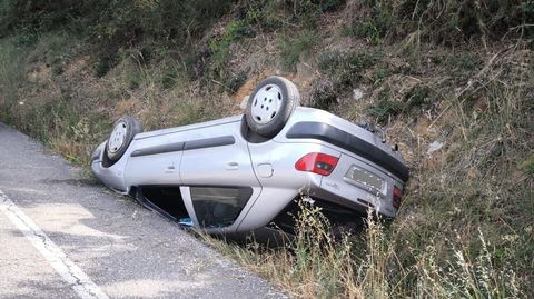 El coche qued� volcado sobre la cuneta tras salirse de la calzada