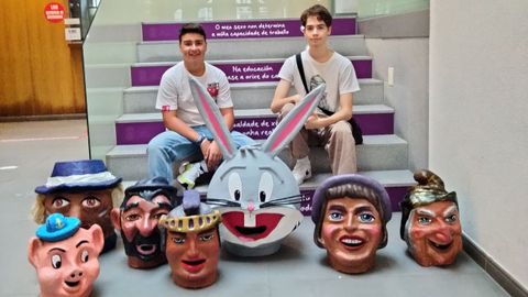 Hugo (izquierda) e Iago, junto a varias figuras que retocaron y repintaron las tardes dle mes de agosto