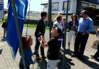 Autoridades municipales, con el alcalde a la cabeza, en el izado