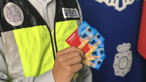 Un agente de la Polic�a Nacional muestra tarjetas de abono transporte falsificadas en Oviedo.Un agente de la Polic�a Nacional muestra tarjetas de abono transporte falsificadas en Oviedo 