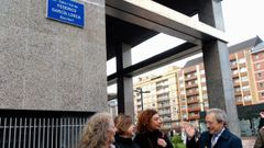 El alcalde de Oviedo, Wenceslao L�pez; la vicealcaldesa, Ana Taboada; y la concejala de IU, Cristina Pont�n, descubren la placa de la calle Federico Garc�a Lorca; y la profesora universitaria Carmen Garc�a.El alcalde de Oviedo, Wenceslao L�pez; la vicealcaldesa, Ana Taboada; y la concejala de IU, Cristina Pont�n, descubren la placa de la calle Federico Garc�a Lorca; y la profesora universitaria Carmen Garc�a