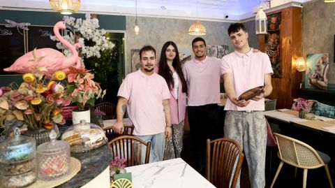 En Al Alba se nota el mimo que ponen en todo, tanto en los platos que sirven como en la decoraci�n del establecimiento. Alba Willisch (en la foto, junto a parte del equipo) est� especialmente orgullosa de la colorida composici�n floral que ella misma hizo y cuentan con una exposici�n de los cuadros de su t�o materno, Jos� Vicente Dieste (m�s conocido como Chiqui).