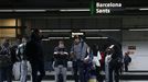 Varios usuarios de la red de Cercan�as de Catalu�a, este lunes en la estaci�n de Sants.