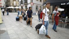 El recambio en las estancias de los visitantes lo delatan los turistas cargados con maletas.