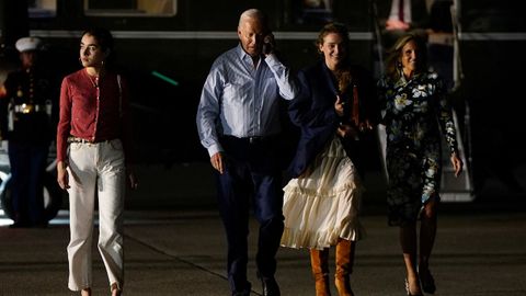 Joe Biden, junto a su mujer y sus nietas, en los das en los que se cuestiona su continidad por su edad