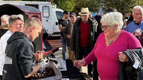 Cambiar las fiestas a noviembre permiti a los vecinos disfrutar de un magosto como postre tras la paella