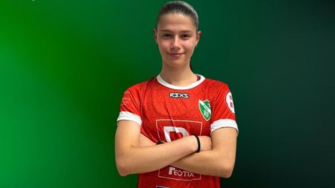 La futbolista c&aacute;ntabra, con la camiseta dle Mio&ntilde;o.