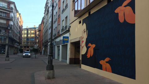 El mural sobre Nevenka se colocó en una calle céntrica y comercial