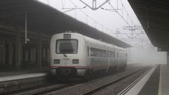 Un tren de viajeros, parado en el and�n primero de la estaci�n de Monforte hace unos d�as
