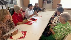 El candidato socialista mantuvo un encuentro con residentes en el barrio de Vite