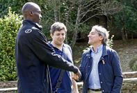 Michel Diouf, saludando al presidente del Breog�n, Julio Gonz�lez, antes de su presentaci�n.
