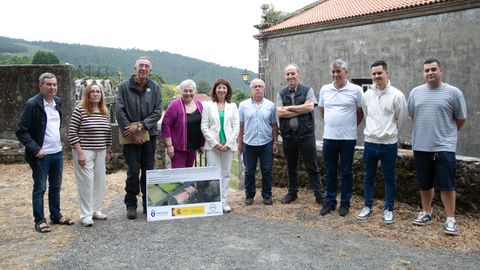 Villaverde y Agra, junto con los responsables del proyecto de búsqueda y exhumación de los restos