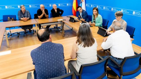 Marta Villaverde, conselleira de Mar, flanqueada por sus directores generales Cndido Rial y ngeles V. Surez, se reuni el 15 de octubre del 2025 con directivos de Agade, la Asociacin Galega de Empresarios Depuradores de Moluscos