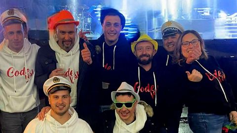 En la foto, de izquierda a derecha, empezando por arriba: Roberto Serto, Anxo S�nchez, Diego Neira, Suso Uzal, Dani Sanju�s y �ngela Conde. Abajo, Arberto Romay y Mario Neira (con gafas de sol).