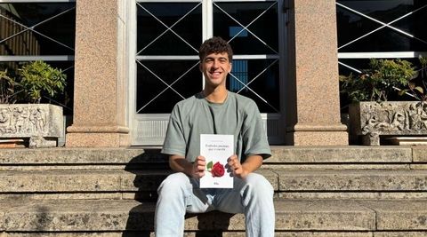 Pablo Crispn, en Santiago, donde estudia Derecho con su libro de poemas