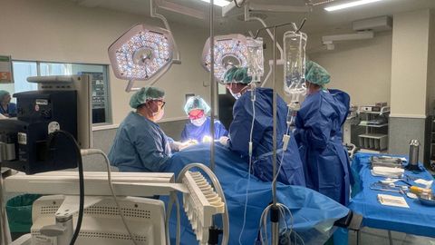 Foto de una intervención quirúrgica en un quirófano del HULA.