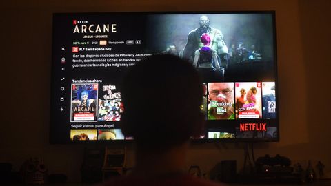 Un ni&ntilde;o ve el men&uacute; del televisor
