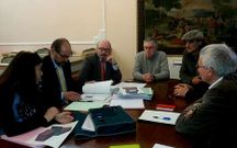 El jefe de Costas, el alcalde y otros asistentes al encuentro, ayer.