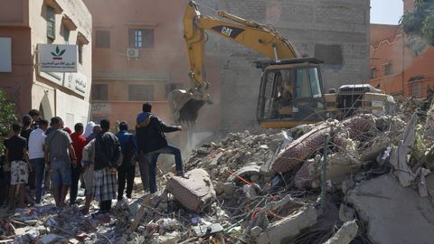Las excavadoras intentan retiran los escombros de los edificios para encontrar supervivientes